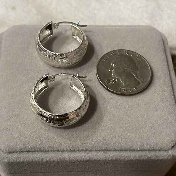 925 Sterling Silver textured Hoop Earrings - Picture 4 of 6